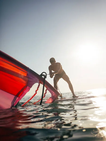 Joven Levanta Vela Tabla Windsurf Surfista Balanceándose Tabla Surf Viento — Foto de Stock