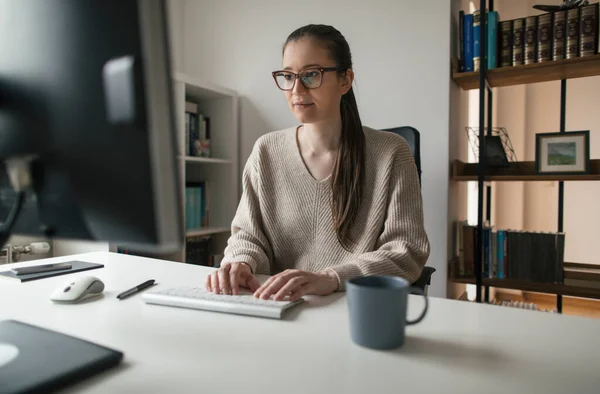 Mujer Joven Que Trabaja Computadora Desde Oficina Casa —  Fotos de Stock