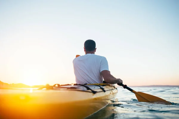 Hombre Kayak Agua Mar Exuberante Amanecer Hora Verano — Foto de Stock