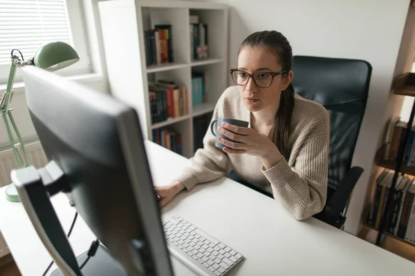 Mujer Que Trabaja Computadora Escritorio Oficina Casa Empresaria Trabajando Largas —  Fotos de Stock