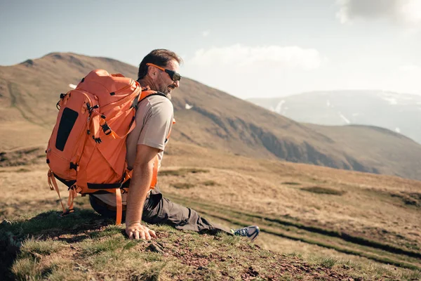 Man Tourist Backpack Hiking Mountains — Stock Photo, Image