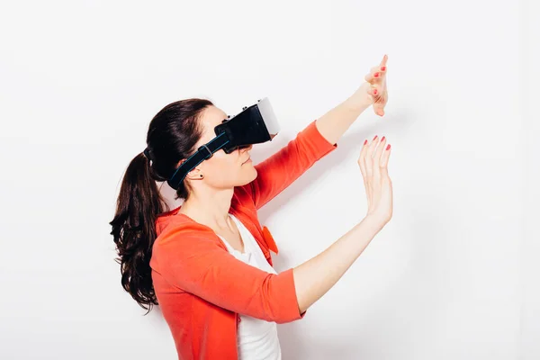 Wanita Melihat Dengan Glasses Studio Virtual Reality Shot Dari Wanita — Stok Foto