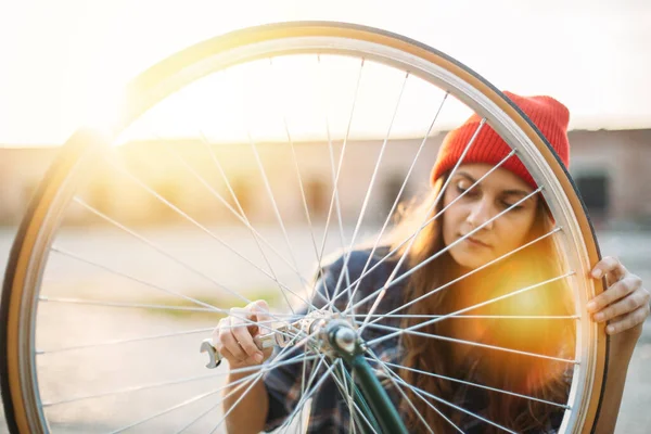 Nettes Mädchen Mit Rotem Hut Repariert Ihr Fahrrad Freien — Stockfoto