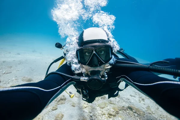 Muž Potápění Pod Vodou Skalnatým Dnem Pozadí — Stock fotografie