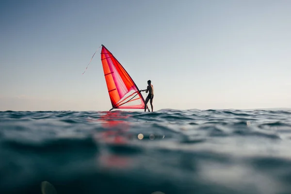 Windsurfing Niski Kąt Widzenia Surfer Żeglarstwo Morzu — Zdjęcie stockowe