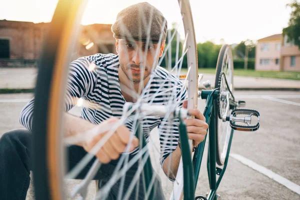 Junge Mit Grauem Hut Repariert Fahrrad Freien — Stockfoto