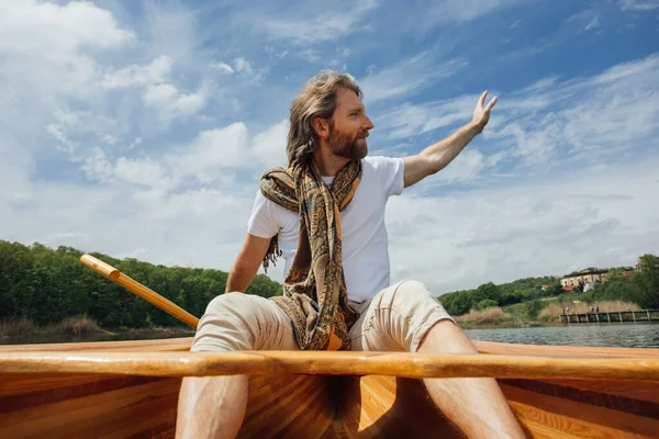 Bonito Homem Barbudo Navegando Barco Rio — Fotografia de Stock