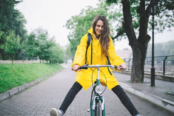 กสาวในเส อโค เหล กรยานในสวนสาธารณะ — ภาพถ่ายสต็อก