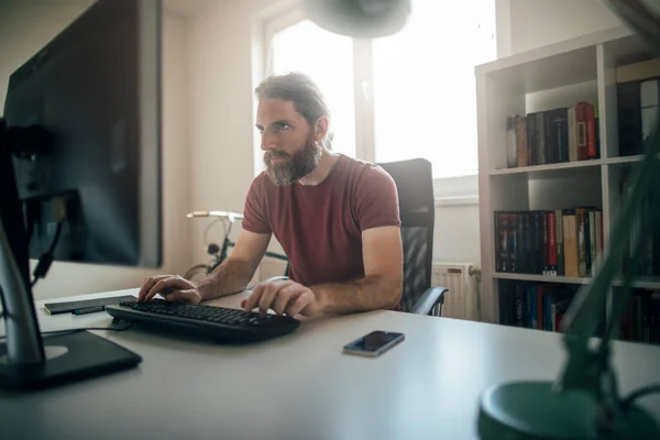 Baixo Ângulo Homem Trabalhando Computador Seu Escritório Casa — Fotografia de Stock