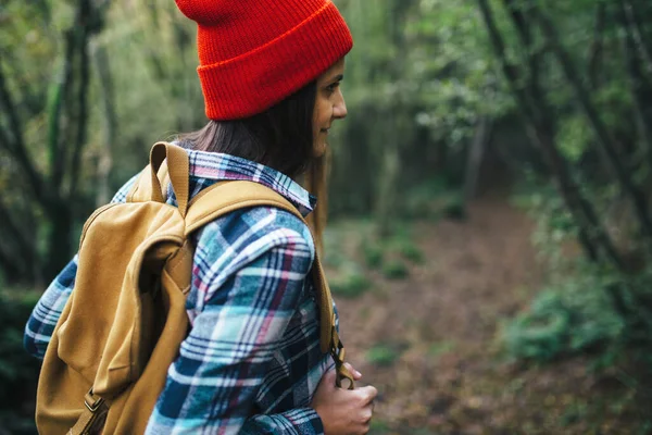 Turis Gadis Dalam Topi Berjalan Kayu — Stok Foto