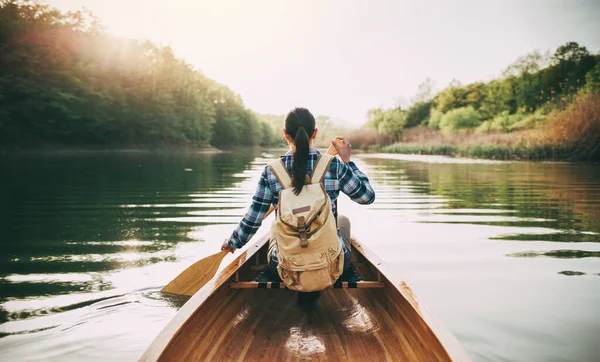 Chica Con Mochila Remando Canoa Madera Lago Puesta Del Sol —  Fotos de Stock