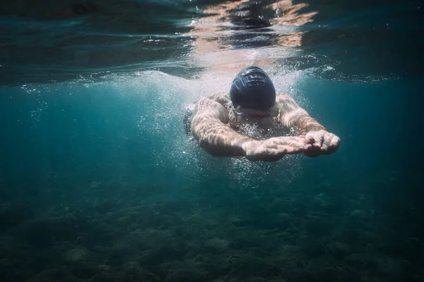Seorang Pria Berenang Dalam Air — Stok Foto