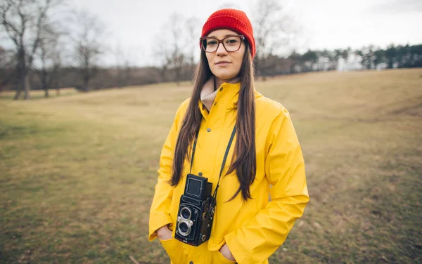 Portrait Hipster Girl Yellow Raincoat Vintage Camera Outdoors — Stok Foto