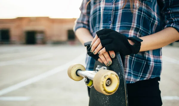 Gadis Remaja Dengan Skateboard Luar Ruangan — Stok Foto