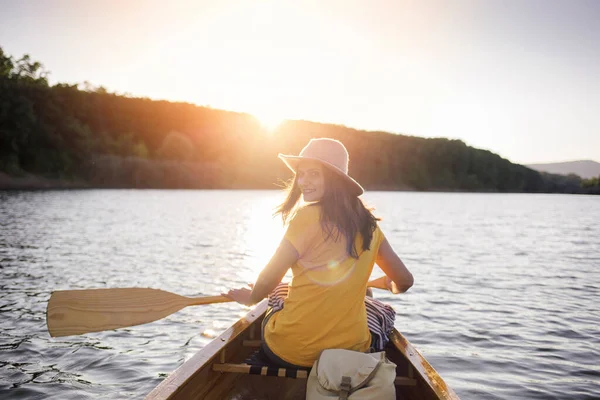 Tersenyum Wanita Muda Duduk Kano Kayu Danau Matahari Terbenam — Stok Foto