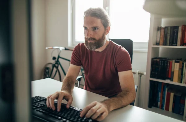 Freelancer Homem Trabalhando Partir Sua Mesa Escritório Casa — Fotografia de Stock