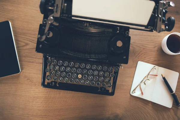 Close Escritores Vintage Mesa Com Máquina Escrever Top Vista Dos — Fotografia de Stock