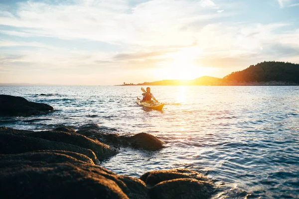 Hombre Kayak Agua Mar Exuberante Amanecer Hora Verano — Foto de Stock