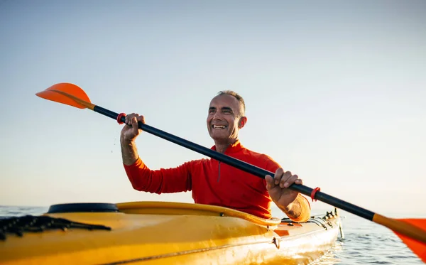微笑积极的高级划桨皮划艇 积极休假 皮划艇 — 图库照片