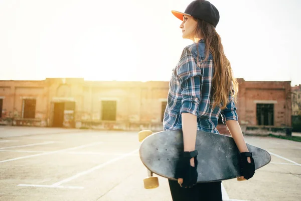 Jong Tiener Meisje Met Skateboard Buiten — Stockfoto