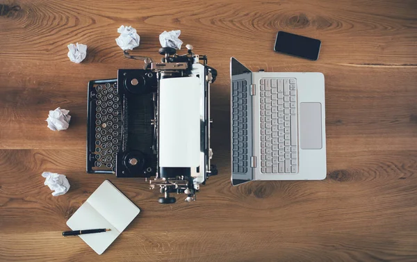 Laptop Baru Dan Mesin Tik Lama Atas Meja Kayu — Stok Foto