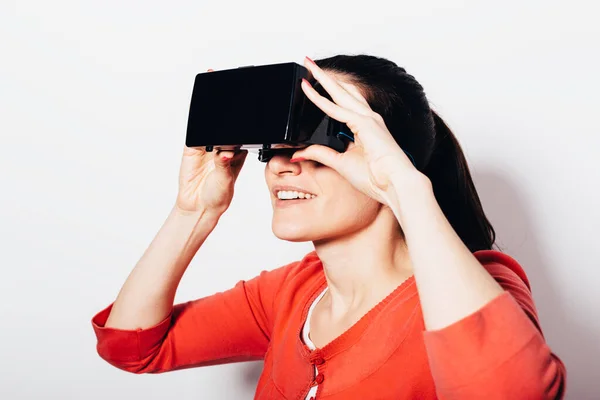 Wanita Menggunakan Kacamata Virtual Reality Gambar Studio Wanita Dengan Headset — Stok Foto