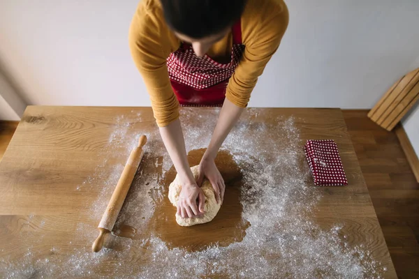 Sudut Pandang Wanita Berlutut Adonan Roti Atas Meja Dapur Memanggang Stok Gambar