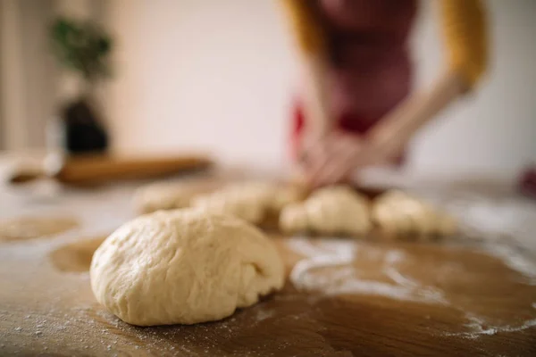 Zelf Brood Bakken Selectieve Focus Van Deeg Keukentafel Met Bijgesneden Rechtenvrije Stockfoto's