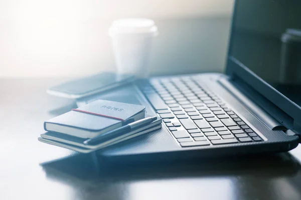 Afhaalkoffie Computer Het Werk Stockfoto