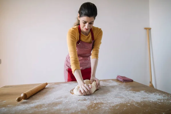 Sudut Pandang Wanita Berlutut Adonan Roti Atas Meja Dapur Memanggang Stok Lukisan  