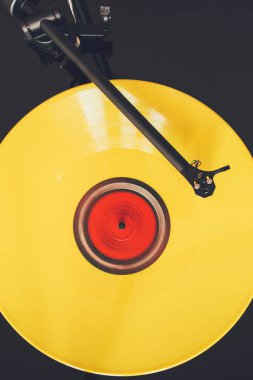 Bu gece pikabın kapağını kapat. Sarı renkli vinil plağı çal.