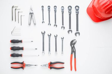 Beyaz üzerine izole edilmiş inşaat araçları 