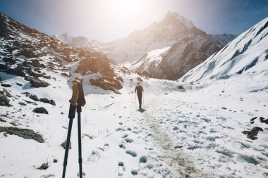 Himalayalar 'ın vahşi doğasında yürüyüş direkleri