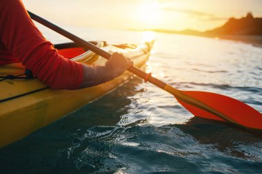 Gün batımında tekne pruvası. Kano.