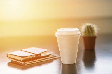 Kahve ve iş not defteri.