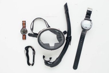 Serbest dalış ekipmanlarıyla yatıyordu. Maskeli şnorkel, dalış saati ve bilgisayar