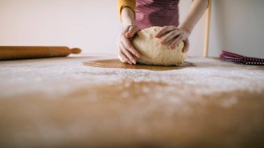 Ekmek hamurunu pişirmek için hazırlayan kadına yaklaş.