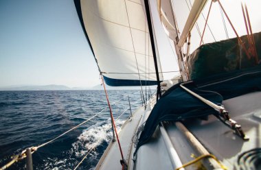 Yelkenli gemiyi açık denize doğru yaklaştırın.
