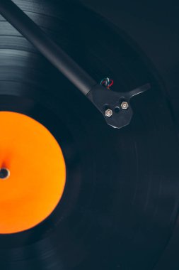 Çalan mavi vinil plağı kapat