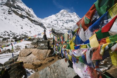 Himalayalar 'ın zirveleri. Annapurna ana kampından Machapuchare tepesi manzarası