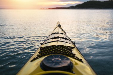 Gün batımında tekne pruvası. Kano.