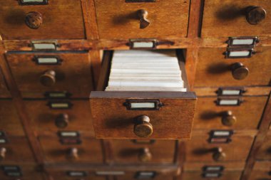 Arşiv çekmecesini aç. Ahşap dosya katalog çekmecesi. Arşiv, veritabanı, katalog, kütüphane kavramı