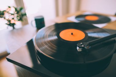 Müzik çalan gramofon plaklı bir pikap. Gramofon, vinil, uzun çalma kaydı