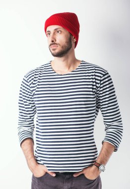 Denizci çizgili gömlekli sakallı adamın portresi.