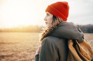 Kırmızı şapkalı hippi kız.