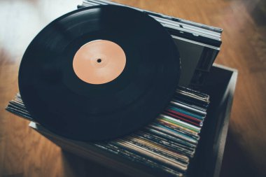 Vinil plak koleksiyonunda uzun çalma kaydı