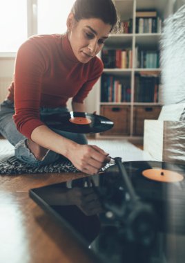 Pikapta evinden plak çalan genç bir ses delisi. Vinil plakların tadını çıkar