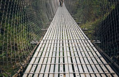 Annapurna 'nın Himalaya bölgesinde asma köprü