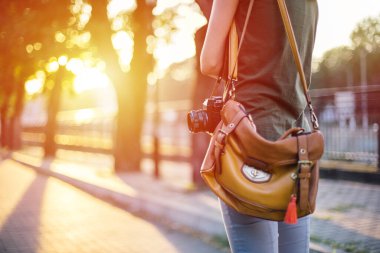 Retro kameralı kadın fotoğrafçının orta bölümü.