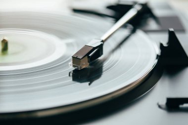 Müzik çalan vinil plaklı bir pikap. Gramofonda plak kaydı